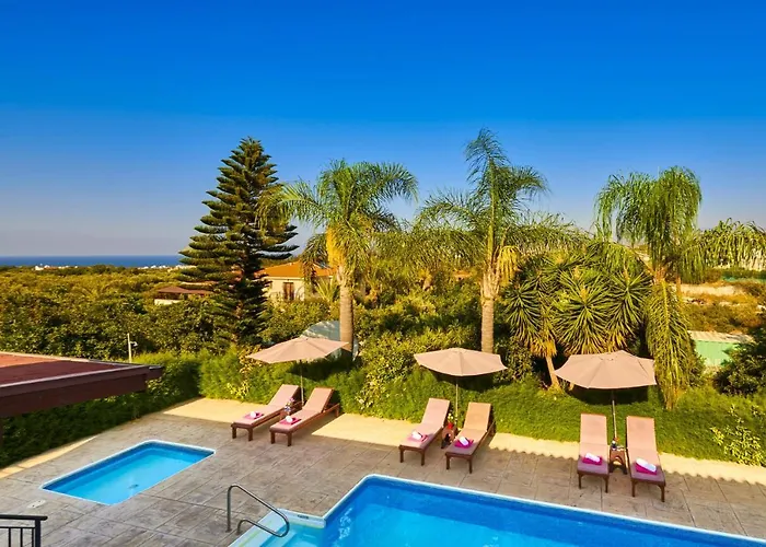 Yiolani By * Λατσί